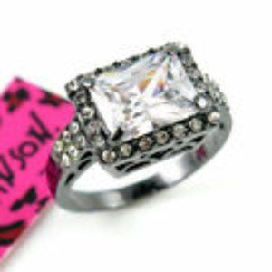 BETSEY JOHNSON Ring Size 7